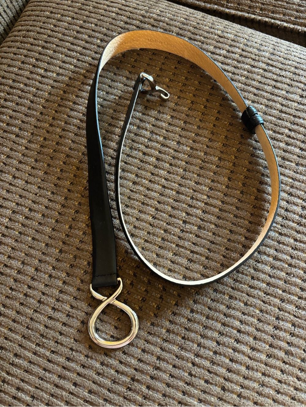 Ellen Tracy Adjustable Black Leather Hook Belt w Unique silvertone infinity loop